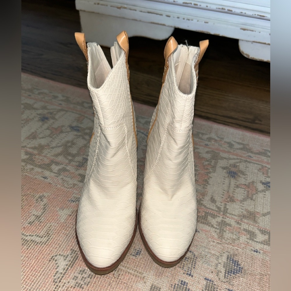 MIA tan crocodile texture booties in size 6.5